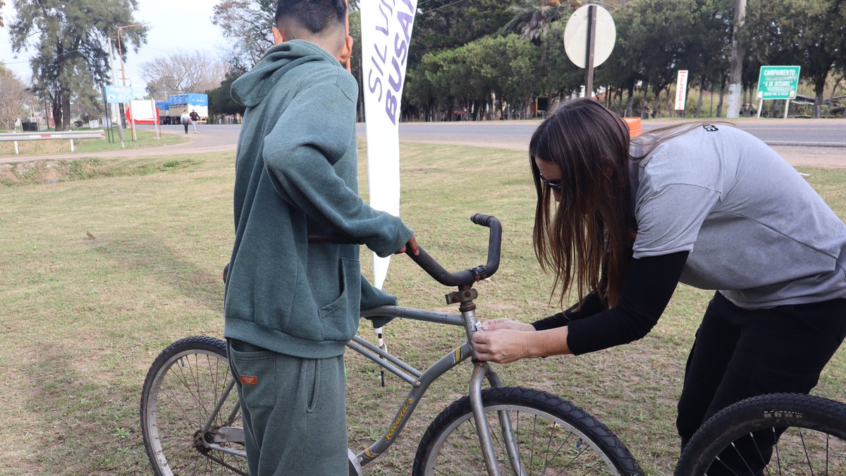 RedSegVial's tweet photo. #ArroyoLeyes
🚲 Llevamos adelante una nueva jornada de la campaña Hacete Ver, destinada a promover una circulación más segura para ciclistas.

👉 Durante la actividad resaltamos la importancia de hacerse visibles para reducir riesgos en la vía pública. 

🤝 Además, entregamos cascos y luces a quienes se movilizan en bicicleta, reforzando el compromiso con una movilidad más segura para todos.