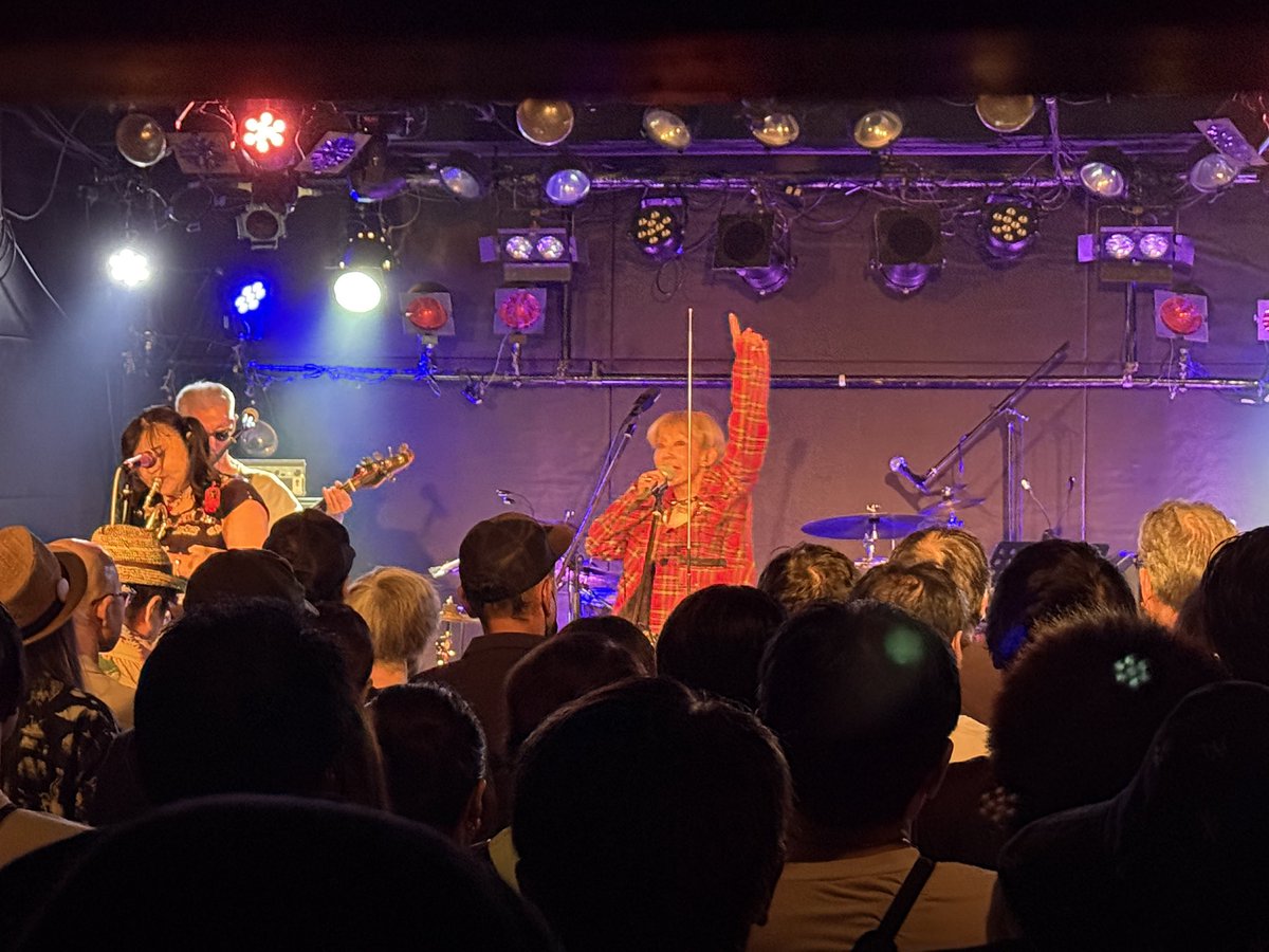 huzi69's tweet photo. 先ずはリンゴリラ　Vo(アコーディオン)、Tp、Ba、Drの編成ながら物足りなさが無い、むしろコレが良いバンドサウンド❗️一瞬、レピッシュと西村茂樹さん在籍時のGROOVERSが頭をよぎる。

#リンゴリラ https://t.co/ia5JaJx1AJ