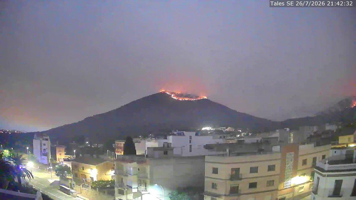 isximo's tweet photo. Al final s’ha encès Montí, la muntanya emblemàtica d’Onda, Artesa i Tales… #IFLaVallDUixó. Fa dos setmanes hi pujàrem… Quina pèrdua tot. Imatges de la webcam d’@avamet instal•lada a Tales. https://t.co/DXMIs7nTgd
