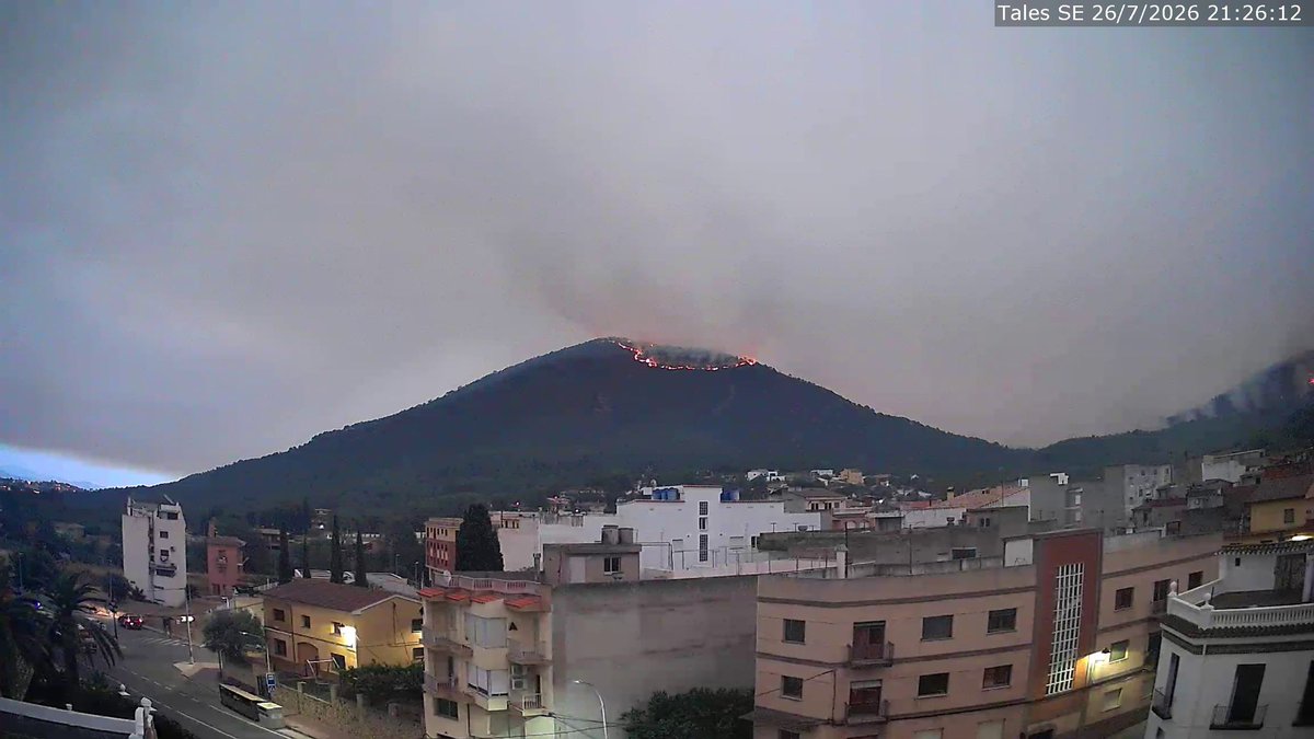isximo's tweet photo. Al final s’ha encès Montí, la muntanya emblemàtica d’Onda, Artesa i Tales… #IFLaVallDUixó. Fa dos setmanes hi pujàrem… Quina pèrdua tot. Imatges de la webcam d’@avamet instal•lada a Tales. https://t.co/DXMIs7nTgd