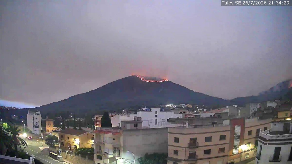 isximo's tweet photo. Al final s’ha encès Montí, la muntanya emblemàtica d’Onda, Artesa i Tales… #IFLaVallDUixó. Fa dos setmanes hi pujàrem… Quina pèrdua tot. Imatges de la webcam d’@avamet instal•lada a Tales. https://t.co/DXMIs7nTgd