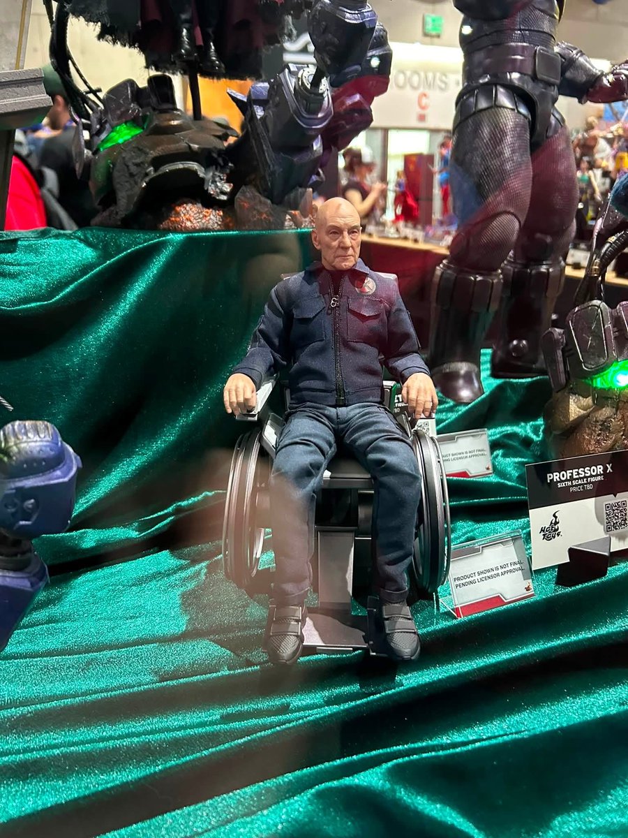 Professor X 風 1/6スケール 検　ホットトイズ HotToys Beast, Professor X and Sentinel on display at SDCC #Sixth