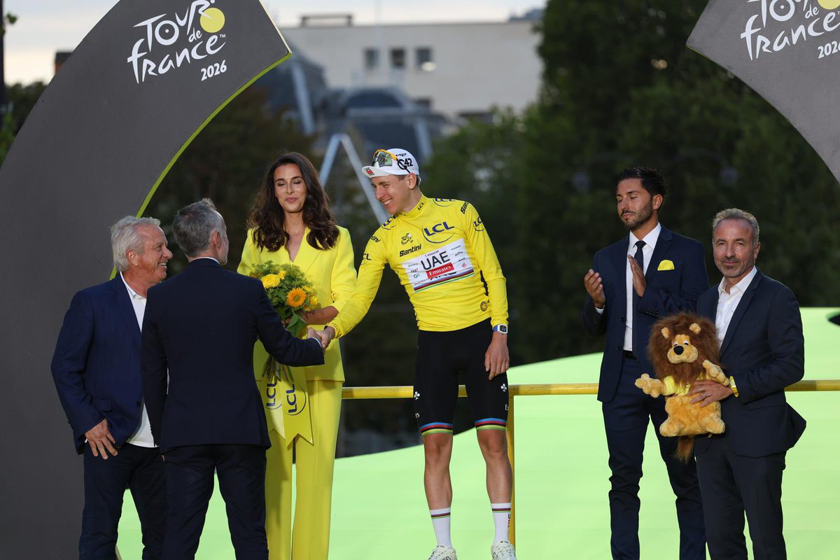 egregoire's tweet photo. Au terme d'une étape et d'un finish incroyable, toutes mes félicitations à Mathieu van der Poel pour sa belle victoire sur cette étape parisienne, dernière étape du Tour de France 2026.
Et évidemment félicitations à Tadej Pogačar pour cette cinquième magnifique victoire sur le Tour !
📸 Jean-Baptiste Gurliat - Ville de Paris