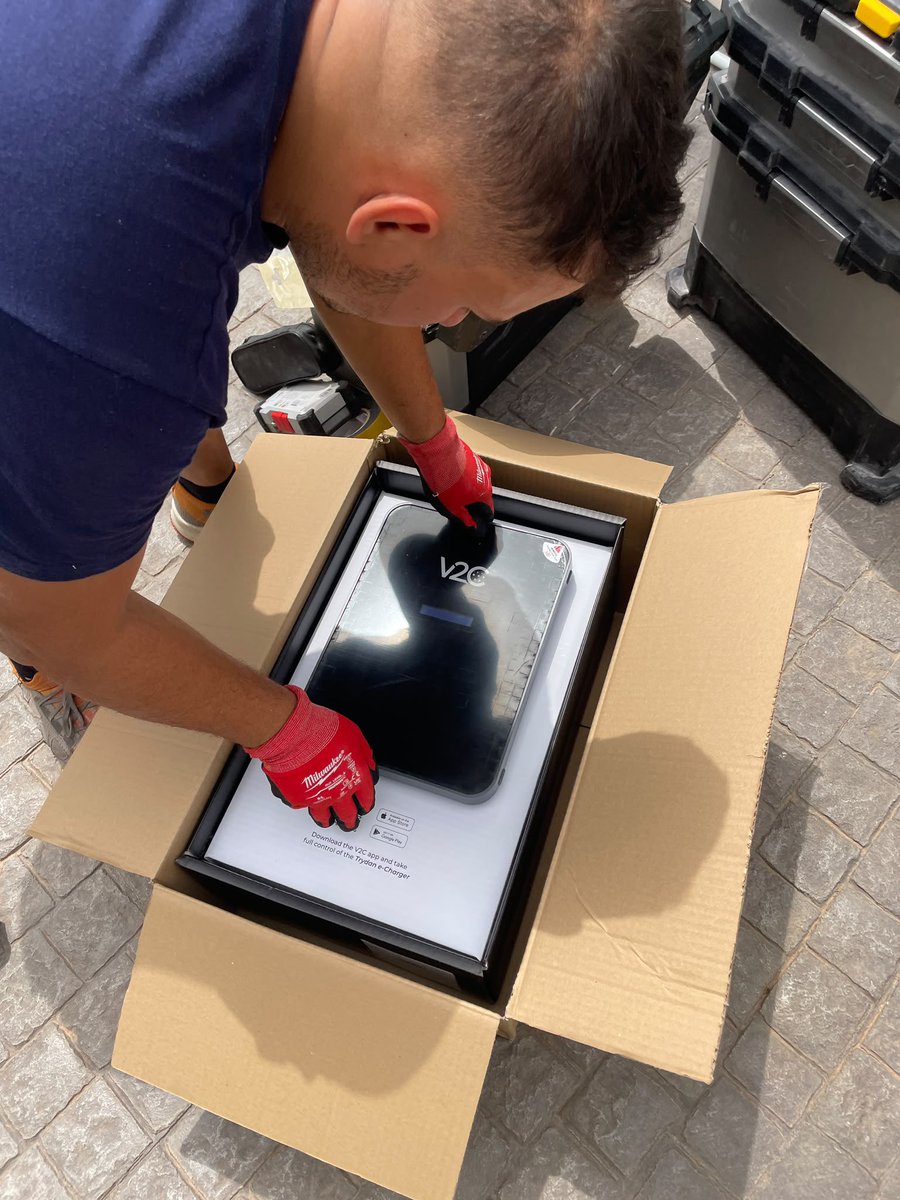 GCE_Valencia's tweet photo. La instalación del punto de recarga que necesitas la lleva a cabo GCE! 

Y la instalación y calidad con nosotros es… otro nivel 😎 https://t.co/9V45CE1Ewj