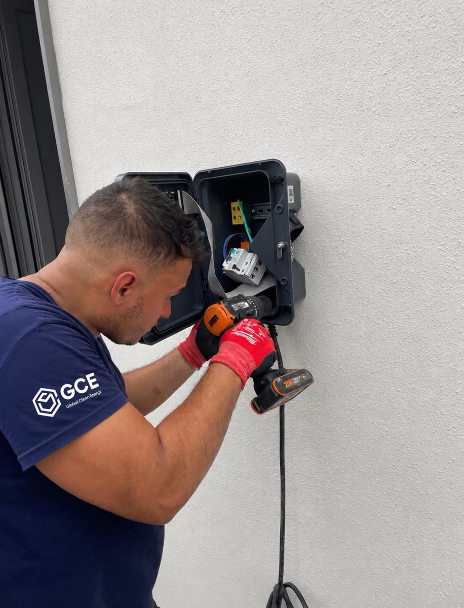GCE_Valencia's tweet photo. La instalación del punto de recarga que necesitas la lleva a cabo GCE! 

Y la instalación y calidad con nosotros es… otro nivel 😎 https://t.co/9V45CE1Ewj