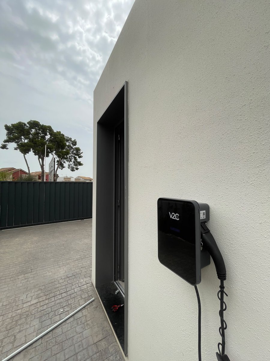 GCE_Valencia's tweet photo. La instalación del punto de recarga que necesitas la lleva a cabo GCE! 

Y la instalación y calidad con nosotros es… otro nivel 😎 https://t.co/9V45CE1Ewj