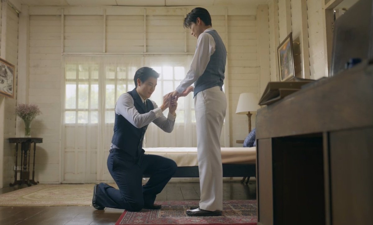 CutieAddict365's tweet photo. #อรุณรุ่งEP6
ไปดูอีกรอบ....
ชอบฉากนี้ถึงขั้นกดดูหลายรอบ
เกย์หนุ่มที่รังเกียจระบอบศักดินา ไม่ก้มหัวให้ใครกำลังคุกเข่าสวมแหวนให้กับท่านชายที่เขารักและเทิดทูนที่สุด
 
แม้ว่ามันดูเป็นซีนคลิเช่ที่ทุกคนต่างก็ใฝ่ฝันถึง แต่ฉันว่ามันไม่หวานอย่างที่คิด

คนที่เ��ารักกำลังคุกเข่าตรงหน้า แต่มันดูอ้างว้าง ไม่มีดอกไม้ 
ไม่มีบทเพลงบรรเลง หรือ
ญาติพี่น้องมาร่วมอวยพรให้กับความรักของพวกเขาทั้งคู่

เป็นห้องที่ดูว่างเปล่า ผ้าม่านสีขาวที่ไร้ซึ่งสีสันของความสดใสผนังห้องทั้งสี่ด้านที่บีบเข้ามาเหมือนกรงที่ขังทั้งสองคนไว้ จากโลกภายนอก เหมือนงานวิวาห์ในห้องลับมาก 

สิ่งที่ภพกับชายทินรู้สึกมันคือรักในอุดมคติเป็นรักที่ไร้���งื่อนไข ขอแค่ตื่นขึ้นมา ได้บอกรักกันพวกเขาก็มีความสุขแล้ว แต่ความเป็นจริงโลกมันไม่ได้หมุนรอบคนสองคน 

พวกเขารู้ดีว่าเพียงก้าวเท้าออกนอกประตูบ้าน ความแตกต่างของฐานันดรและทัศนคติจะแยกพวกเขาออกจากกัน เป็นความสัมพันธ์ที่ดูเป็นไปได้ยากมากจริงๆ (นี่คิดว่าเดรสแน่นวล)

นี่เป็นฉากที่สวยที่��ุดของเรา 
ถ้าสมมุติพวกเขาจะไม่ได้คู่กัน แล้วย้อนกลับมาดูฉากนี้อีกรอบ

 มันน่าจะเป็นทรอม่าซีนเบอร์ 1 ของฉันแน่ๆ😭🫠