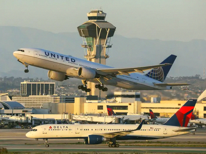 qeryuo456's tweet photo. Heard United Airlines $UAL supposedly reached out to Delta $DAL last year about a potential merger - WSJ https://t.co/OpsV7YWyEr