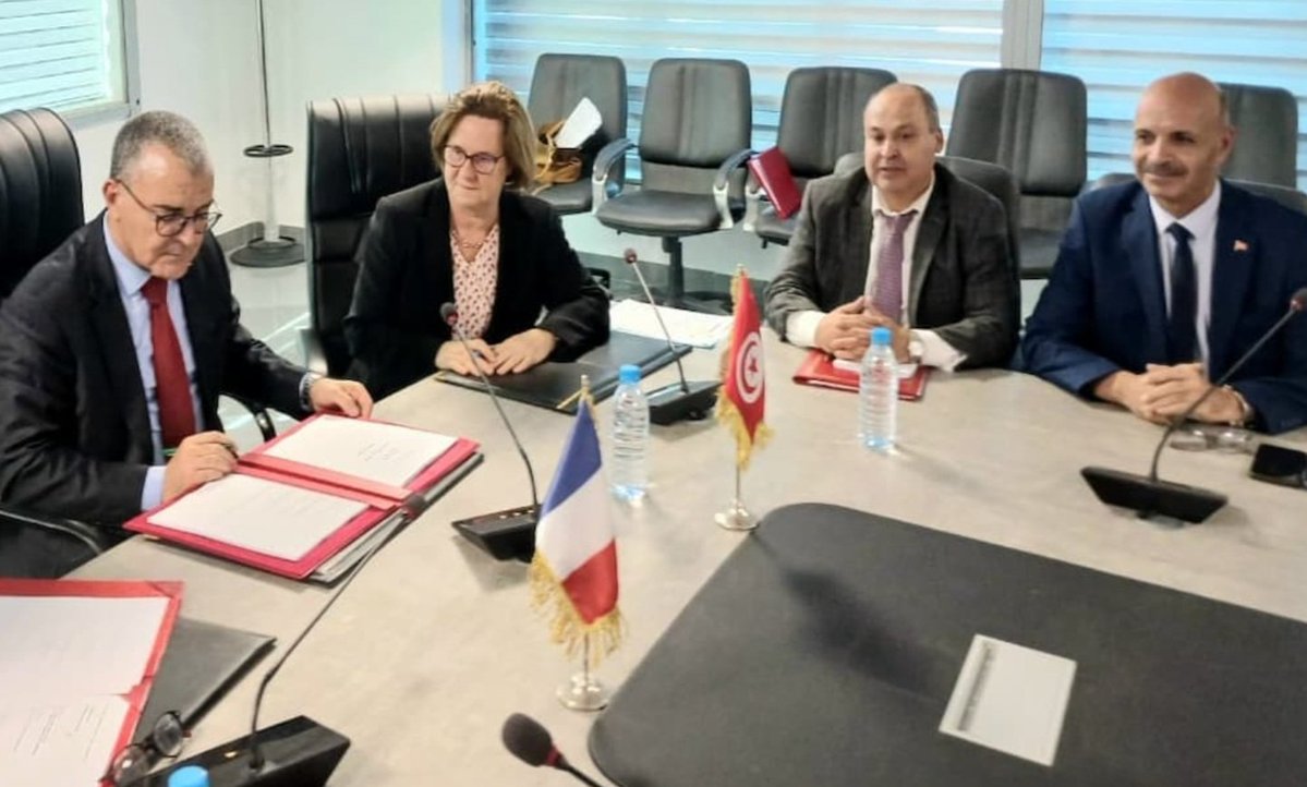 FrancoiDucrocq's tweet photo. La France aide les pompiers tunisiens.
De qui se moque-t-on ? Notre pays endetté de 3500 milliards d'euros a accordé en septembre 2024 un prêt bonifié de 50 millions à l’Etat tunisien à travers l'Agence Française de Développement. Pourquoi ? Pour moderniser l’office de protection civile tunisien, dont la protection incendie. Un don de 1,5 millions s’y ajoute.
Ces aides permanentes de la France à toute la planète, n’est ce pas du détournement de fonds publics ?