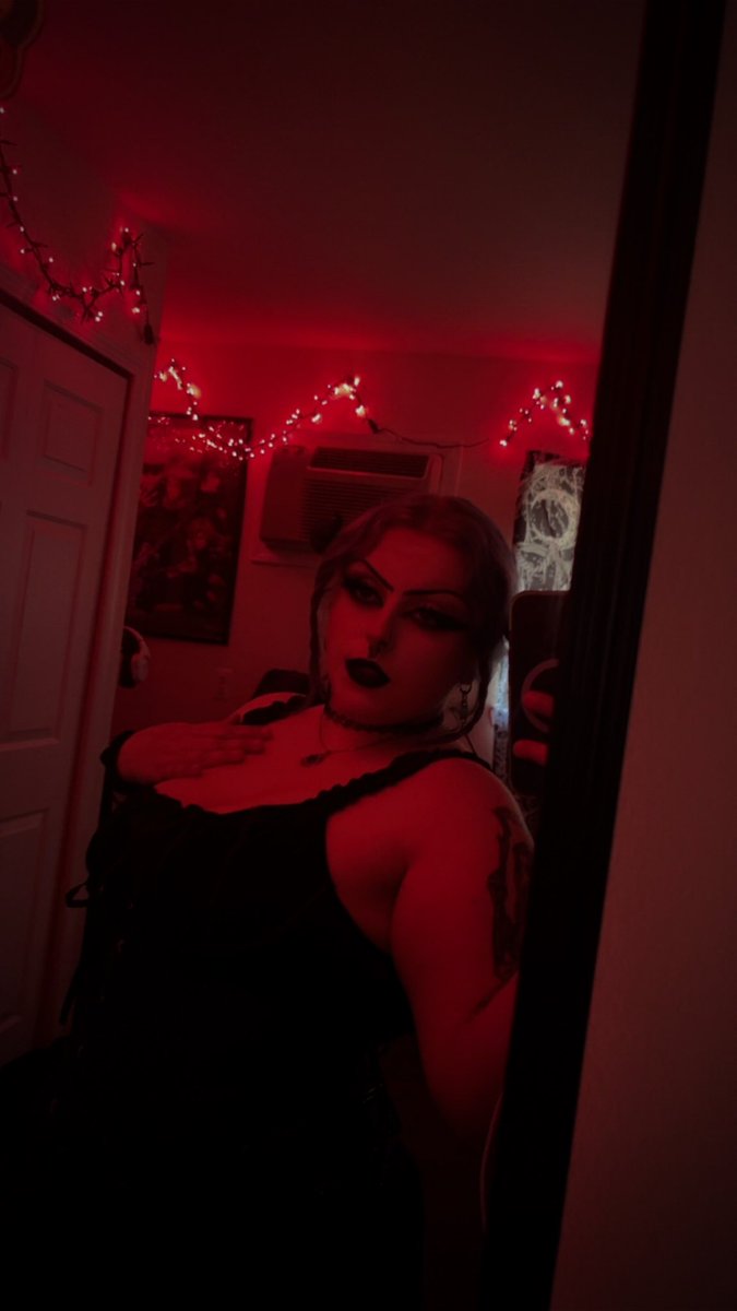 Cloudie33's tweet photo. Anybody wanna cashapp me $gothiccloud yall get a surprise from me😉😉 https://t.co/ofHnVNVqm3