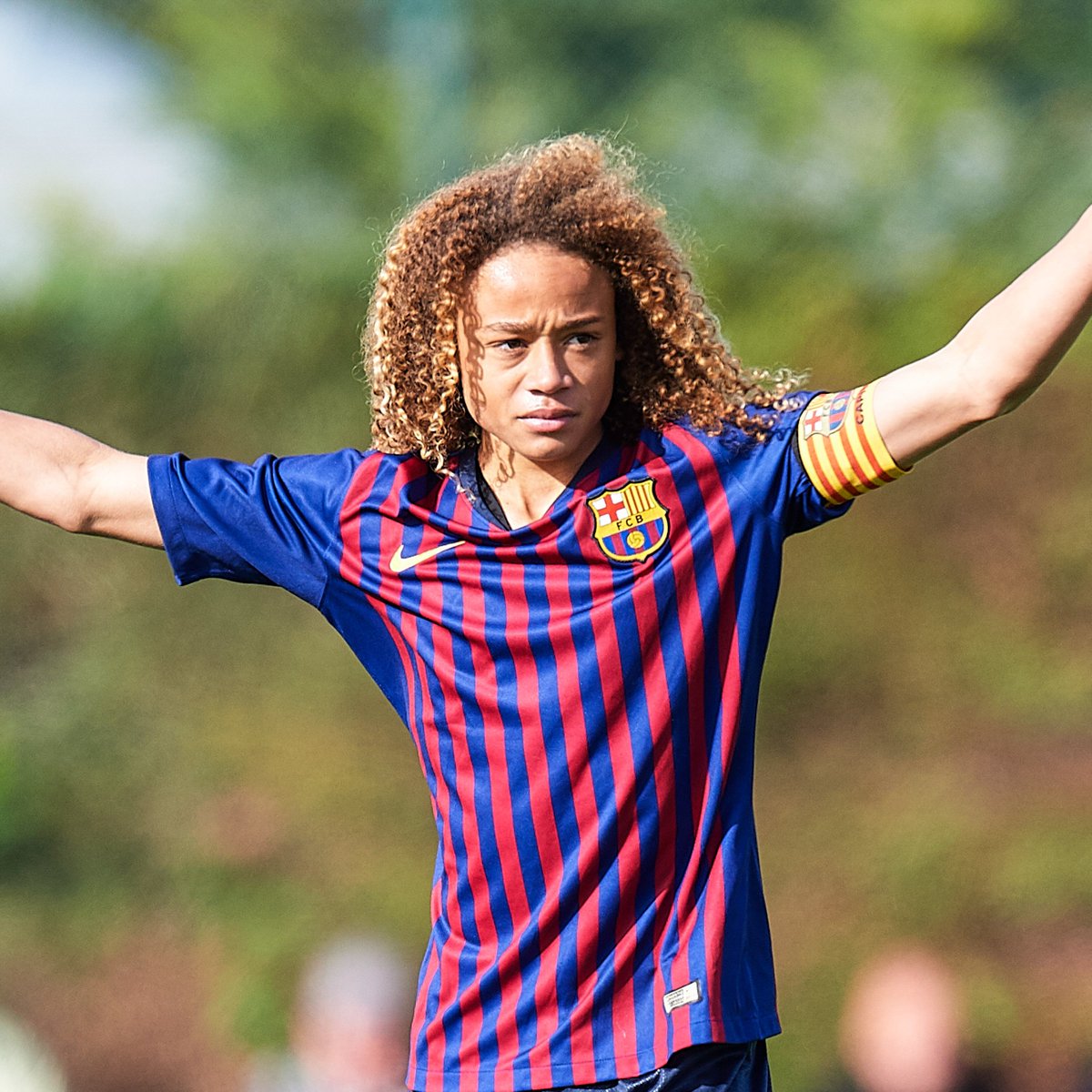 _BeFootball's tweet photo. 🎙️ XAVI SIMONS 🇳🇱 : « Il était clair qu'ils ne croyaient pas en moi » 😢

« Il était clair que le Barça ne croyait pas en moi et préférait d'autres joueurs. 

La décision a été facile : le PSG m'offrait un projet ambitieux et la chance de m'entraîner avec les meilleurs à 16 ans. » ✨

Aujourd'hui à Tottenham, il soigne sa grave blessure au genou et vise un retour sur les terrains début 2027.

(@diarioas)