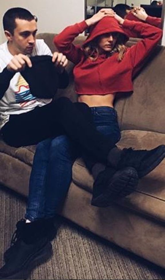 SLUT4PIL0TS's tweet photo. nobody is looking at josh dun bro😭😭😭 https://t.co/T0bbFqAaSR