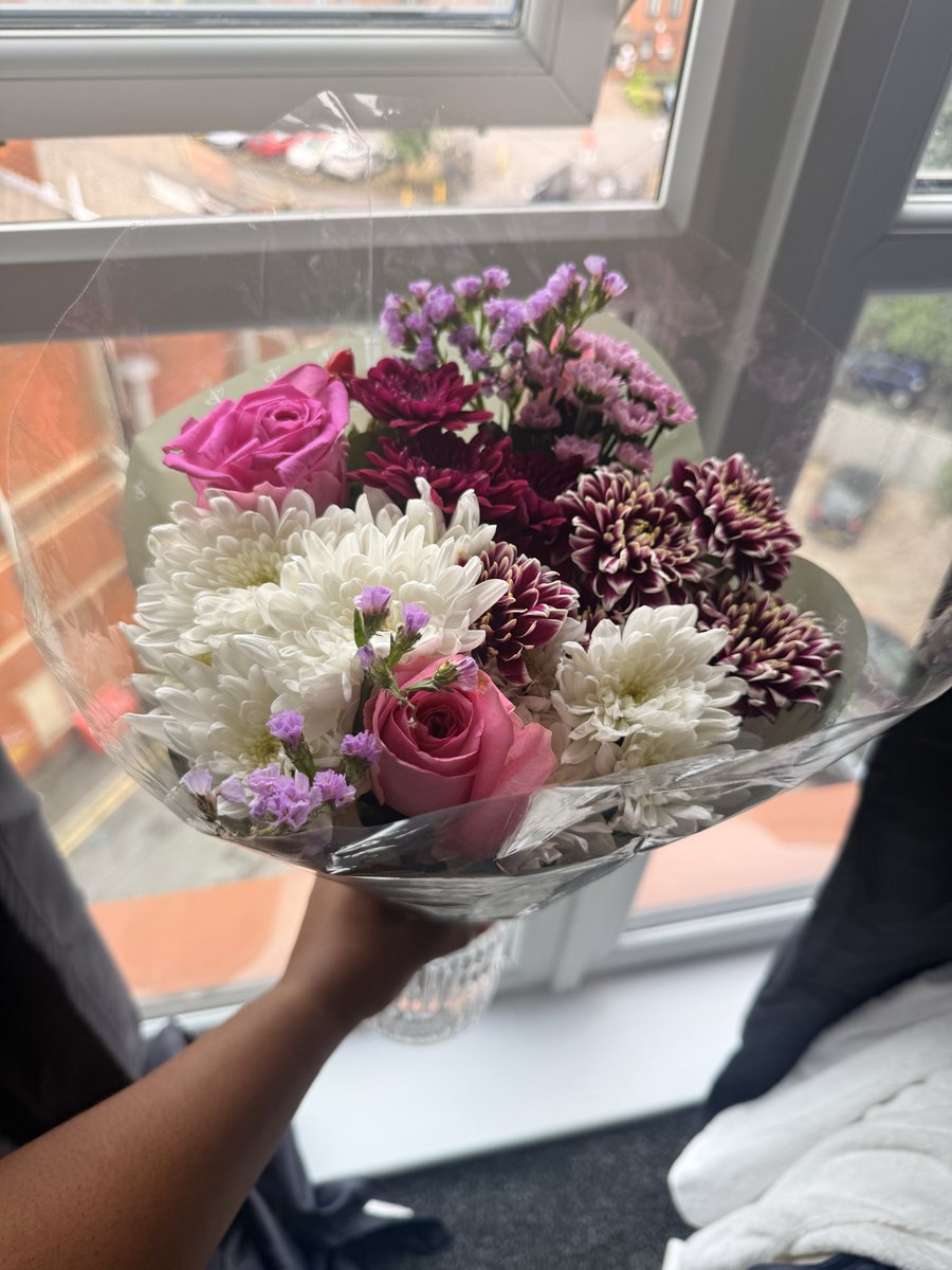 The_LadySaffron's tweet photo. I got flowers today…. https://t.co/XzYieTPn3t