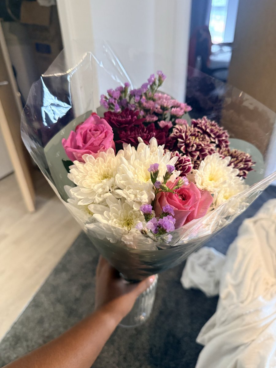 The_LadySaffron's tweet photo. I got flowers today…. https://t.co/XzYieTPn3t