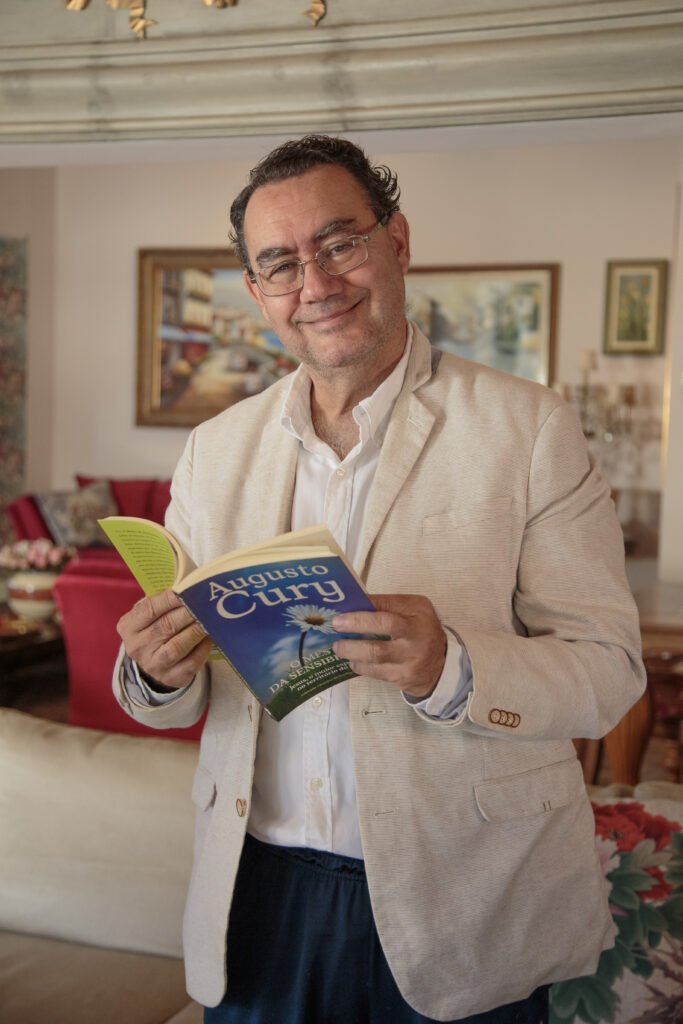 republiqueBRA's tweet photo. 🇧🇷 🗣️ Pré-candidato à Presidência, Augusto Cury defende Nikolas Ferreira após Renan Santos chamá-lo de "franga homofóbica", diz que a crítica é "cruel e injusta" e defende o direito de o deputado expor suas ideias: "Estou com você, Nikolas Ferreira; o Brasil precisa de líderes elegantes, focados em projetos".