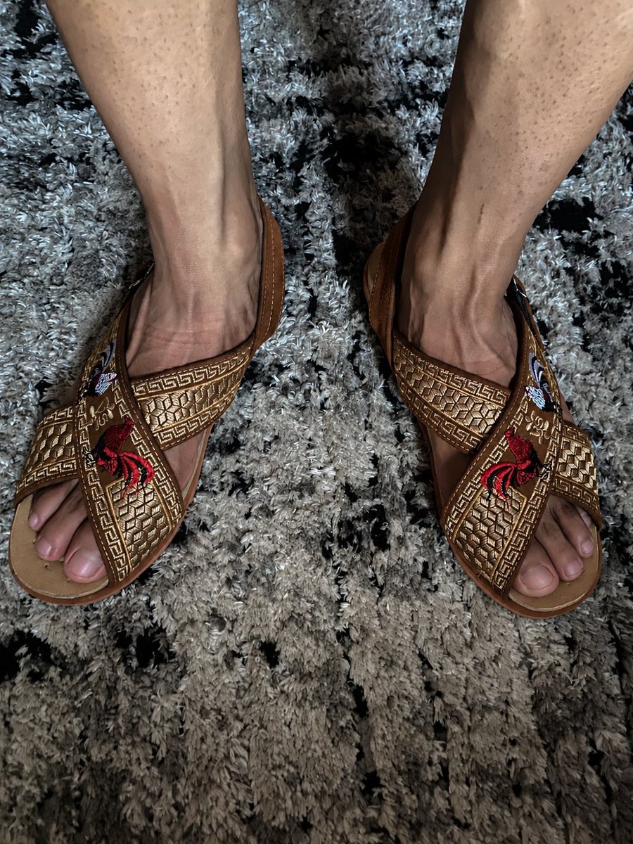 EdgarLo75's tweet photo. Que tal se ven estos ? 

#huaraches #huarachudo #mexican #huarachesmexicanos https://t.co/zuMlselaz3