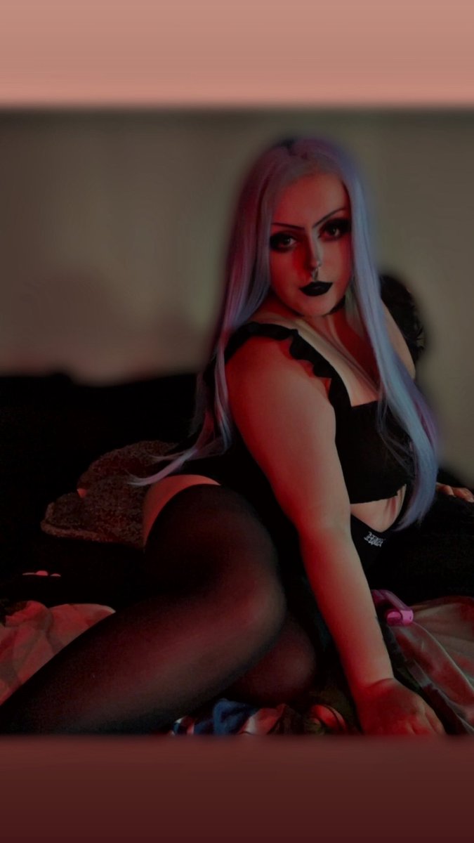 Cloudie33's tweet photo. Spoil me :3 😘😘 $gothiccloud 

#goth https://t.co/Tbb7Y4JSG6