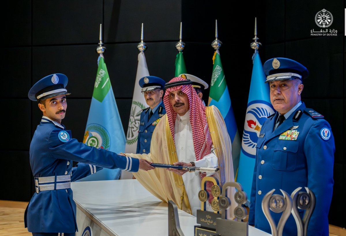 modgovksa's tweet photo. وفور وصول سموه إلى مقر الكلية، عُزف السلام الملكي، ثم بُدئ الحفل بتلاوة آيات من القرآن الكريم، بعد ذلك ألقى قائد الكلية كلمة ثمّن فيها رعاية سموه حفل تخريج الدفعة 108 من طلبة الكلية، ثم أدى الخريجون القسم وألقوا نشيد الكلية.

#وزارة_الدفاع https://t.co/JMRtVVItfW