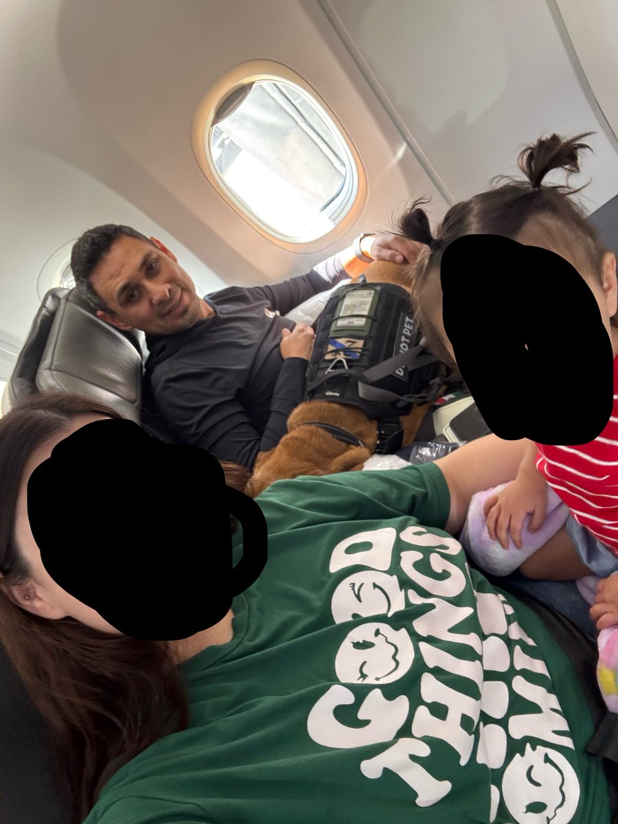 roblesd84's tweet photo. @ApartadoMex @LlanoEly Aquí con mi perro en un avión y salón premier de @aeromexico en un vuelo internacional y que no pueda viajar en un autobús es una pendejada que se joda grupo estrella blanca son una mierda los animales se portan mejor que muchos animales que leo por aquí https://t.co/EGm0t5GZ0b