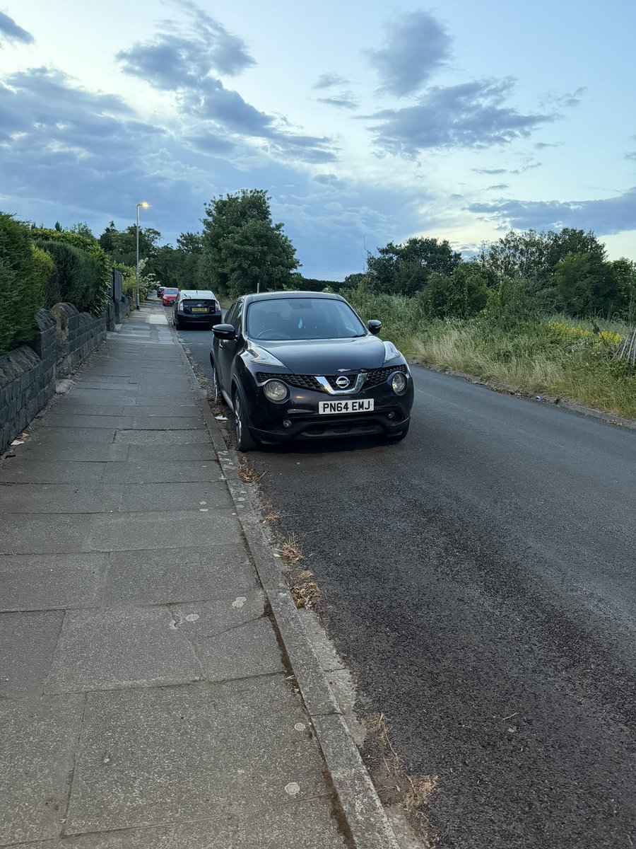 Itsme15426933's tweet photo. @WestYorksPolice why is it soo hard to get vehicles removed from the street when they haven’t had and MOT or TAX for over a year now, @DVLAgovuk and @leedscitycounc1 arnt interested so maybe we should all forget about taxing or MOTing our vehicles in future. This is the vehicle in question that needs removing off the public highway