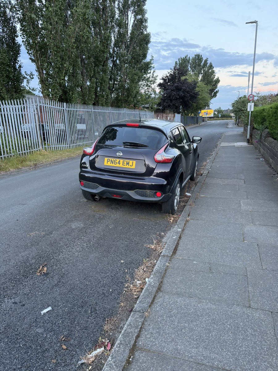 Itsme15426933's tweet photo. @WestYorksPolice why is it soo hard to get vehicles removed from the street when they haven’t had and MOT or TAX for over a year now, @DVLAgovuk and @leedscitycounc1 arnt interested so maybe we should all forget about taxing or MOTing our vehicles in future. This is the vehicle in question that needs removing off the public highway