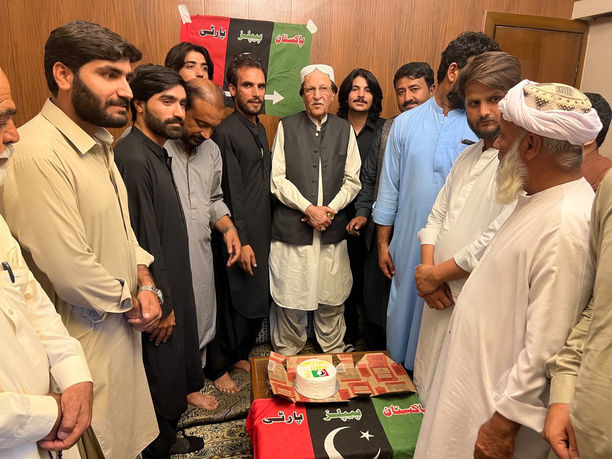 BwltaB's tweet photo. صوبائی صدر پاکستان پیپلز پارٹی بلوچستان سردار محمد عمر گورگیج، پیپلز اسٹوڈنٹس فیڈریشن (PSF) بلوچستان کے جیالوں کے ہمراہ صدرِ پاکستان جناب آصف علی زرداری کی سالگرہ کے موقع پر کیک کاٹ رہے ہیں۔ 🎂🇵🇰🏹 https://t.co/PMVjBVx8UC