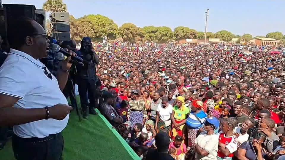 Mundubilebrian's tweet photo. We are sending a strong warning to a particular mining house that wants to alter our democracy by choosing who they want to lead the Zambian people. https://t.co/ekiJ1t972s