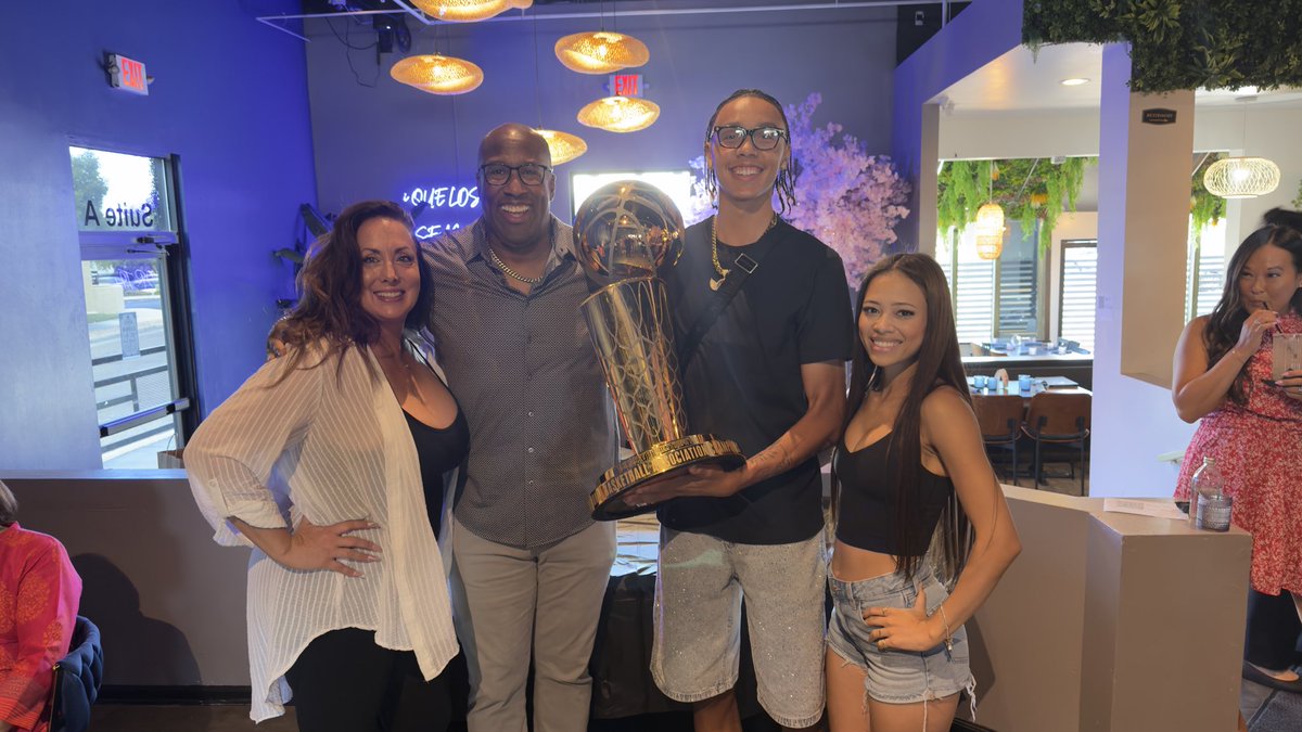coach_bmase's tweet photo. Mad love and respect through Albuquerque today. Major shoutout to the living legend Mike Brown NBA Champ.   He’s one of the best men in the world.   Major 🫡 @BrandonMasonJR1 @Blo_Mason @melomason23 https://t.co/2SlloNmXhw