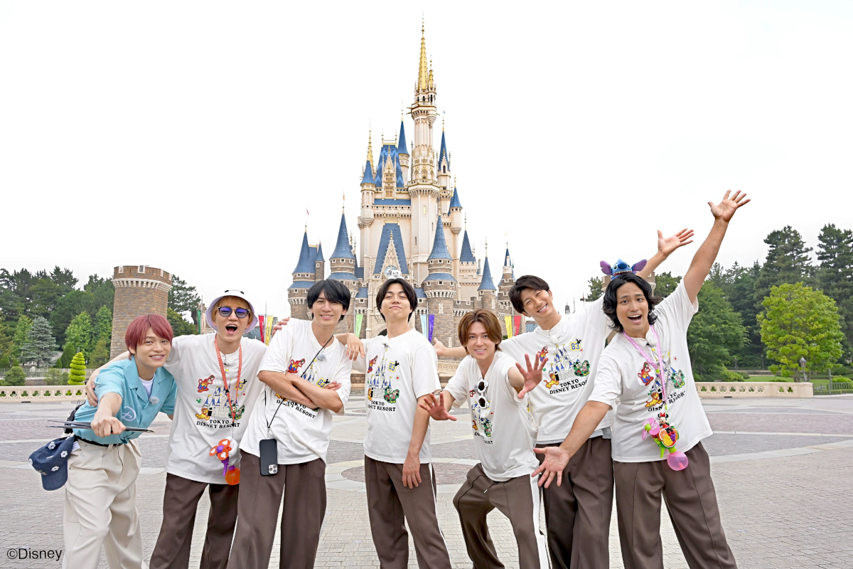 cancamtv's tweet photo. WEST.、7人そろって初の東京ディズニーリゾート®で修学旅行！ 当日に誕生日を迎えた神山智洋へのサプライズも決行
#CanCam #WESTꓸ
https://t.co/nLlnz3uhuG https://t.co/wxNDYoJNxp
