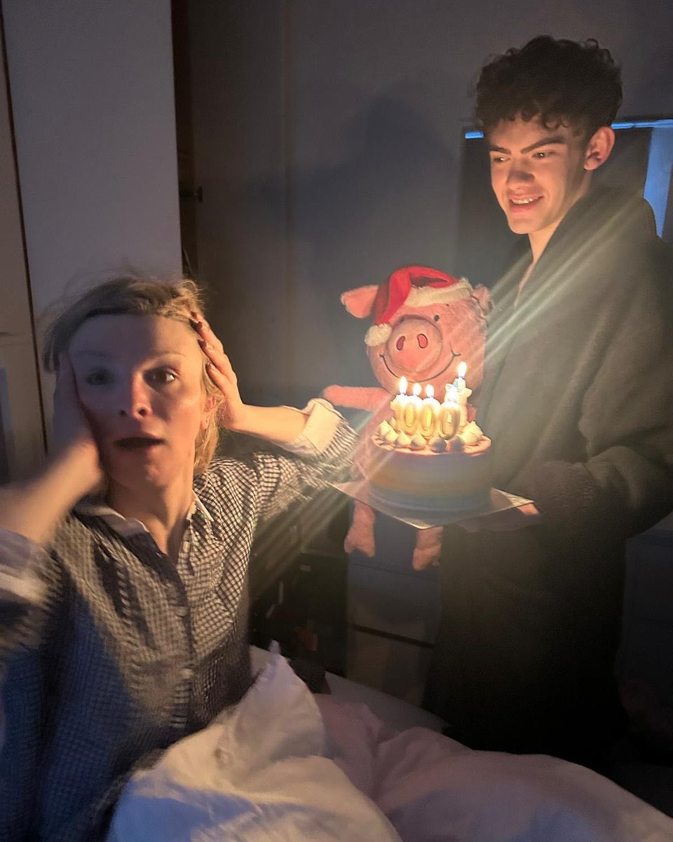 bilsfreckles's tweet photo. happy #hstwtselfieday from me and my heartstopper cake 🫶🏻 https://t.co/dzf11sVXpN