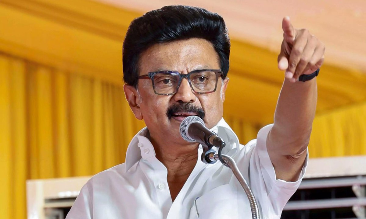 Nandhan_Talkz's tweet photo. நேத்து படம் பாக்கும்போது படத்தை விட பின்னால் இருந்த ஒரு , 6 2K குஞ்சுகள் அதுவும் பெண்கள் தான். அவங்களை பாக்கவே கொஞ்சம் திகிலா தான் இருந்தது.

விஜய் திமுக மீது விதைத்த வெறுப்பு என்பதை விட ஸ்டாலின் மீது விதைத்து வைத்திருக்கும் வெறுப்பு ரொம்பவே ஆழமானது.

அதுவும் அடுத்த தலைமுறையான குட்டி குஞ்சான்களிடம் ஆணி மாதிரி அடிச்சுருக்கு.

பிரகாஷ்ராஜ் சாப்பிடும் போது 50 வருஷமா ���ன் அப்பன், நான், என் மகன், அடுத்து அவன் மகன்னு வசனம் பேசிட்டு இருப்பார். அப்போ பின்னாடி இருக்க பொண்ணு சொன்னது "...தா என் தளபதி மொத்தமா முடிச்சு விட்டார், குடும்பமா ....டு கெடங்கடா"

அடுத்து பிரகாஷ்ராஜ் ரூமுக்குள்ள போடுற மாதிரி ஒரு சீன் இருக்கும்ல அப்போ "தளபதி ஸ்டாலினை இப்படி டக்குன்னு இழுத்து போடு"-ன்னு சொன்னது ஒரு மாதிரி ஷாக்கா இருந்தது.

அது மட்டுமல்ல பிரகாஷ்ராஜ் வரும்போதெல்லாம் இந்தா வந்துட்டான் ஸ்டாலின்-னு சகட்டு மேனிக்கு கவுண்டர் கொடுத்துட்டு இருந்தாங்க.

சாட்டையில் வெளுக்குற சீனுக்கெல்லாம் கையில் வச்சுருந்த வாட்டர் பாட்டிலை எங்க சீட்ல அடிச்சு கத்திட்டு கெடந்ததுங்க. நண்பர் திரும்பி பாத்து முறைக்கவும் வாட்டர் கேன் இல்லாம கத்திட்டு கெடந்ததுங்க.

இத்தனைக்கும் அந்த பொண்ணுங்க காலேஜ் முதல் டிகிரி படிச்சுட்டு இருக்கனும்னு தான் நினைக்கிறேன்.

இப்படி விஜய் விதைச்சு வச்சுருக்க வெறுப்பின் உச்சத்தை அசைத��துப் பார்க்க கழகம் என்ன செய்யும்னு தெரியல.

அது எதைச் செய்தாலும் அதுக்கு ஒரு மாற்றம் வருமான்னா கேள்விக்குறி தான்.

ஏன்னா என்ன எடுத்து வச்சாலும் தளபதி என்கிற பெயர் மட்டுமே பதிலாக வந்து நிற்கும்.

அந்த தலைமுறையை இனி மாற்றுவது ரொம்பவே சிரமம்.

அரசியல் எந்த கோணத்தில் போய் நிக்கும்னும் தெரியல 🚶