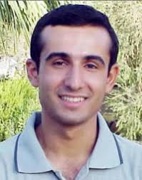 simasepehri95's tweet photo. سیاوش نظام‌الملکی با تنی بی سپر، در برابر تیر و تبر ایستاد؛ و در ۷مرداد۱۳۸۸ در اشرف، جانش را فدای آزادی کرد

مادرش، مجاهد شهید نسرین پارسیان از شورای رهبری #مجاهدین بود.
باوجود سالها دوری از یکدیگر، اما مادر و پسر، هر دو در انسانیت، شرافت و متانت، یک تصویر بودند.
یادشان جاودان✨ https://t.co/bIZHzC2dNF