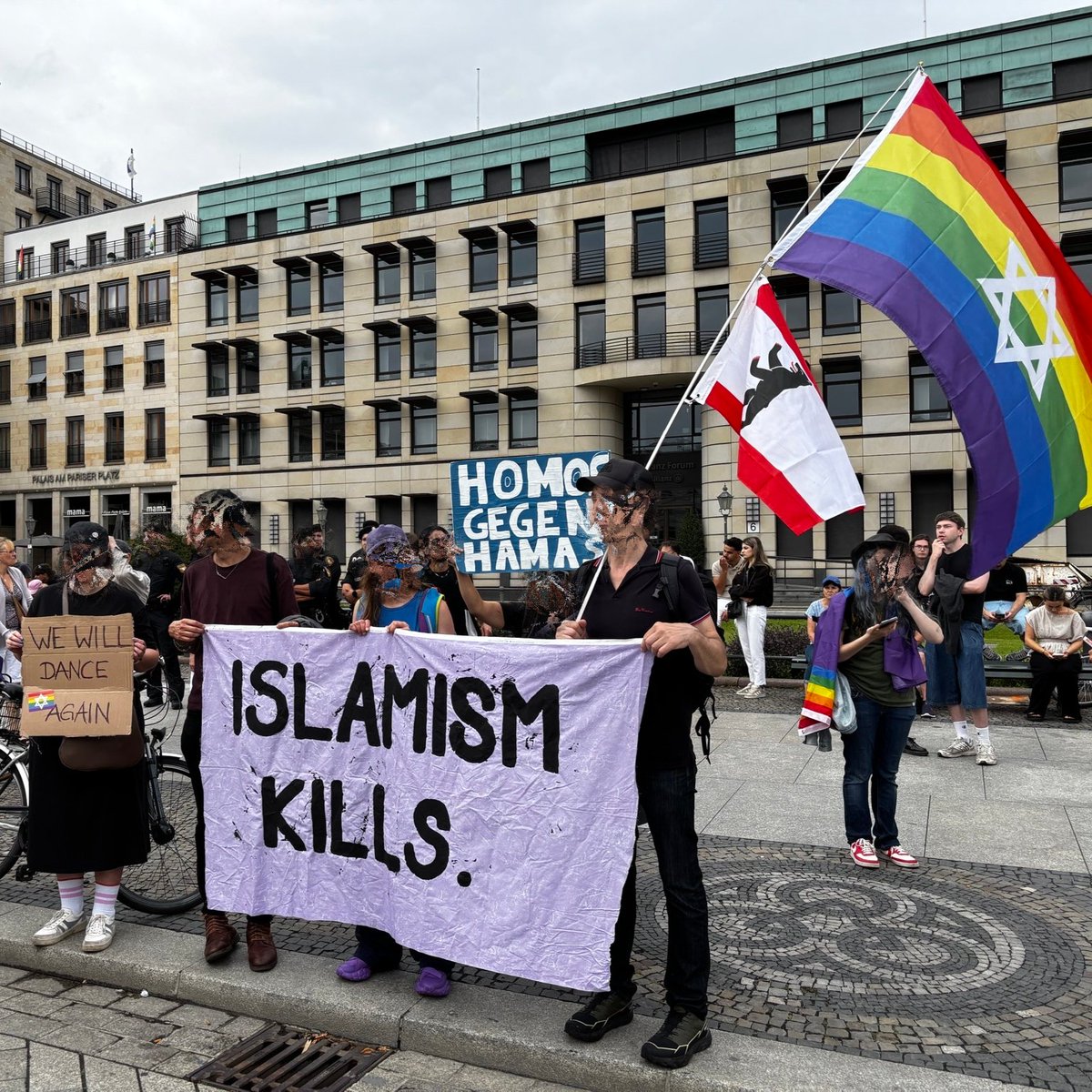 NeverAgainBLN's tweet photo. Im Gedenken an die Opfer des Anschlags auf den CSD in Berlin, ihre Angehörigen und Freunde.

Ein extremistischer Moslem ermordete eine Teilnehmerin des CSD und verletzte 29 weitere Menschen zum Teil schwer.

Unser Mitgefühl gilt den Opfern und ihren Hinterbliebenen. https://t.co/QQYAXke7Pk