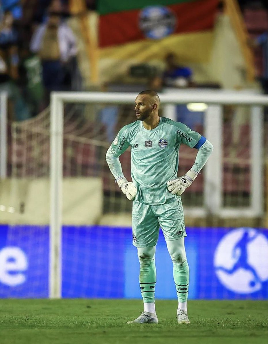 soccergfbpa's tweet photo. Com indisposição estomacal, o goleiro Weverton está fora contra o Fluminense!

Gabriel Grando será o titular no jogo de logo mais na Arena. 

🗞️ GZH
📸 Lucas Uebel/Grêmio FBPA https://t.co/O832bKxBqF