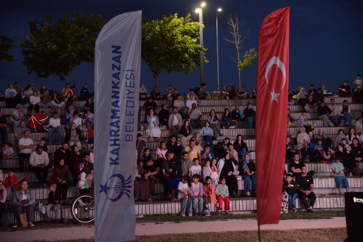 kazan_belediye's tweet photo. 🏆 Şampiyonluk coşkusunu hep birlikte yaşadık! 🇹🇷

Maçın ardından ise açık hava sinema gösterimimizle yaz akşamının keyfini hep birlikte çıkardık.

Birlikte sevindik, birlikte gururlandık, birlikte güzel anılar biriktirdik. ❤️

@selimcirpanoglu https://t.co/0GHXb3Qcbq