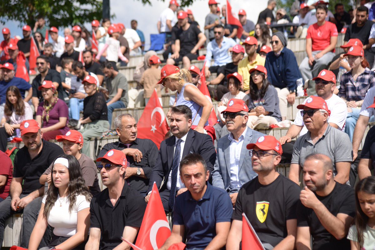 kazan_belediye's tweet photo. 🏆 Şampiyonluk coşkusunu hep birlikte yaşadık! 🇹🇷

Maçın ardından ise açık hava sinema gösterimimizle yaz akşamının keyfini hep birlikte çıkardık.

Birlikte sevindik, birlikte gururlandık, birlikte güzel anılar biriktirdik. ❤️

@selimcirpanoglu https://t.co/0GHXb3Qcbq
