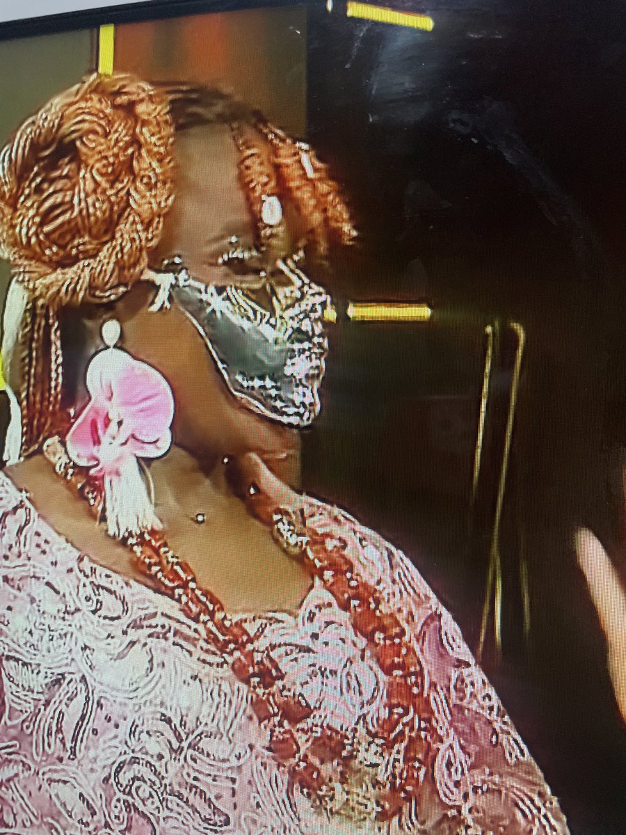 Replyguy008's tweet photo. Crazy mask

Why do some ladies just like complications 

#BBNaija https://t.co/j1q0tIi5hP