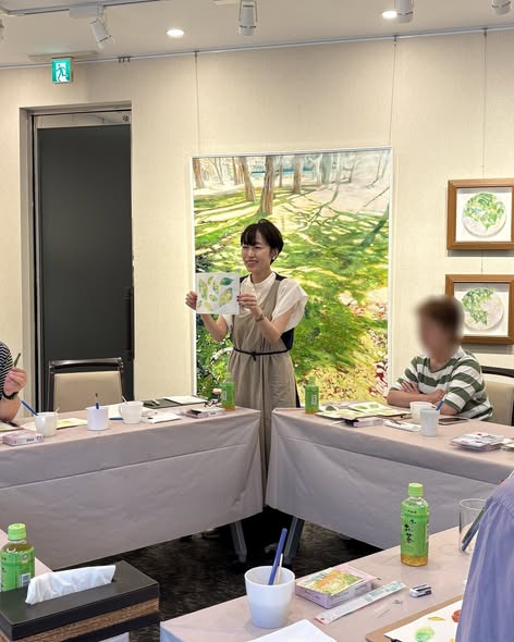 suiha_garou's tweet photo. 【好評開催中｜大田和亜咲宜 新作展】
おはようございます。
東京銀座店では「大田和亜咲宜 新作展」を開催しております。
「ひかりをほどく」をテーマに、移ろいゆく光や影の中に宿る気配や、かけがえのない時間を描いた新作も含め、約20点を展示しております。
初日は大田和先生が水彩ワークショップを開催いたしました。
描き方のレクチャーに加え、作品に込めた想いや制作についてのお話を直接伺うことができ、ご参加の皆さまにとって大変貴重な時間となりました。
参加された皆さまからは「とても楽しい時間だった」とのお声もいただき、スタッフ一同大変嬉しく思っております。
本展は8月8日(土)まで開催しております。
この機会にぜひ、大田和先生が描く光と影の美しさを、会場でご覧ください✨
翠波画廊 スタッフ
-------------------------------------
🖼大田和亜咲宜｜作家ページ
https://t.co/pw30mQbJza
《大田和亜咲宜 新作展》
【東京銀座店】
📅会期：7月25日(土)～8月8日(土)
⏰営業時間：10:00～18:00　※日・祝休廊
【大阪梅田店】
📅会期：8月13日(木)～8月26日(水)
⏰営業時間：11:00～20:00
🔗展覧会情報
https://t.co/YTrx3LTy6B