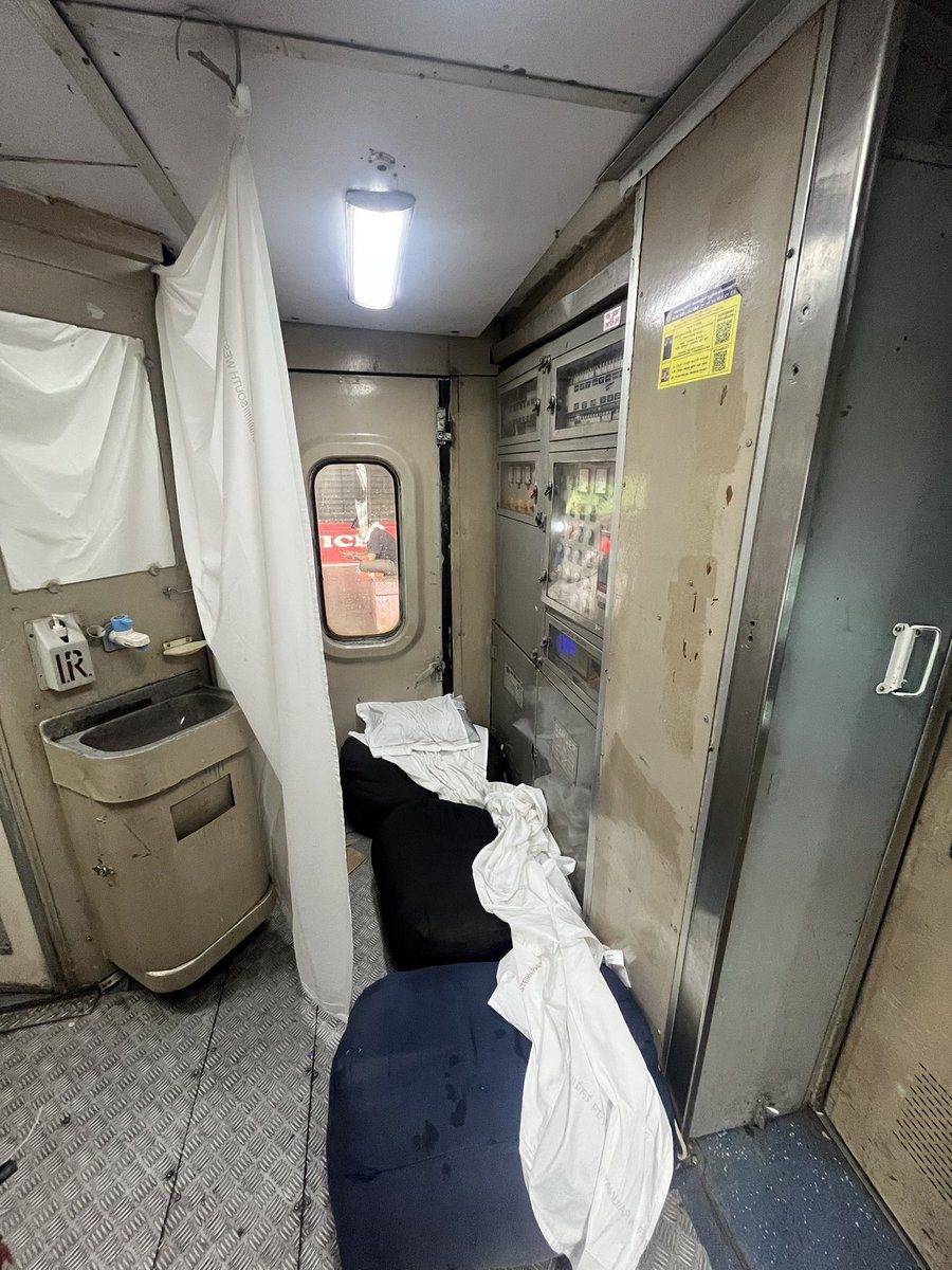 Thanseethahar's tweet photo. Is this the same linen distributed to passengers? 

Train number : 22692 

@IRCTCofficial @irctcnorthzone https://t.co/5Hpwn8PUi3