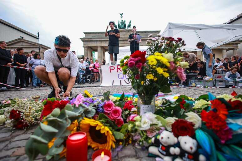 irlandamaya's tweet photo. La policía alemana ha matado al sospechoso del ataque contra la Marcha del Orgullo de Berlín que este sábado dejó una mujer muerta y al menos 29 heridos, informaron las autoridades.
Horas antes, el ministro del Interior, Alexander Dobrindt, identificó a Abdul Ballout, de 21 años, como el presunto perpetrador del atentado. Ballout fue abatido a tiros en Spandau, un distrito situado al oeste de la capital germana en horas de la tarde del domingo.
El joven se encontraba en uno de los múltiples huertos urbanos que hay en la zona y se abalanzó contra los uniformados que estaban tras él "con un arma blanca, por lo cual nuestro SEK (Comando de Operaciones Especiales) de Berlín hizo uso de sus armas de fuego", informó un portavoz de la policía.
Según los reportes oficiales, Ballout, quien era un ciudadano alemán de ascendencia libanesa y trató de unirse al Estado Islámico en Siria en 2025, lanzó el vehículo que conducía contra la multitud que participaba en la movilización del Orgullo hiriendo a "varias personas".
el ministro Dobrindt aseguró que el suceso fue un "atentado terrorista islamista".
"Todo lo que estamos viendo aquí indica que hemos sufrido un atentado terrorista islamista", declaró el responsable de la seguridad interna de Alemania.
Dobrindt no descartó la posibilidad de que acciones similares se produzcan en las próximas horas y días.
alcalde de Berlín, Kai Wegner, calificó el incidente como "un ataque" a una "sociedad libre y abierta".
"Berlín es una ciudad de libertad y hoy nuestra libertad ha sido atacada de la manera más atroz", escribió Wegner en la red social X.
"Mis pensamientos están con las víctimas, sus familias y sus amigos. Agradezco a los equipos de emergencia que acudieron de inmediato al lugar e hicieron todo lo que estaba en sus manos para ayudar", agregó
Un portavoz de la policía informó a los periodistas en el lugar de los hechos que habían identificado al presunto autor, quien era conocido por los cuerpos de seguridad como miembro del "entorno islamista de Berlín".
En mayo pasado, Ballout fue condenado a un año y diez meses de prisión por "preparar un acto grave violencia que pone en peligro al Estado". Sin embargo, en lugar de terminar en un calabozos fue puesto en libertad condicional, admitió el ministro Dobrindt este domingo.
autoridades desplegaron un gran operativo policial en aeropuertos, estaciones de trenes y pasos fronterizos para dar con el sujeto.
Ballout fue descrito como un hombre de 1,90 metros de altura, de complexión delgada, cabello negro, que vestía una sudadera con capucha negra y pantalones blancos.
Los agentes advertieron que podría estar "armado y ser peligroso" y pidieron a los ciudadanos no acercarse a él bajo ninguna circunstancia.
En que momento de su vida, un joben de solo 21 años se vuelve tan destructivo?. 
El sábado por la mañana, una multitud participó en un desfile que recorrió la ciudad y que finalizó cerca del parque, donde se celebraron varios eventos por la noche.
La zona estaba llena de personas que vestían prendas con los colores del arcoíris, ondeaban banderas y pancartas, y celebraban a la comunidad LGBT.
El evento se celebra anualmente en Berlín y, según las autoridades de la ciudad, se esperaba la asistencia de cerca de un millón de personas.