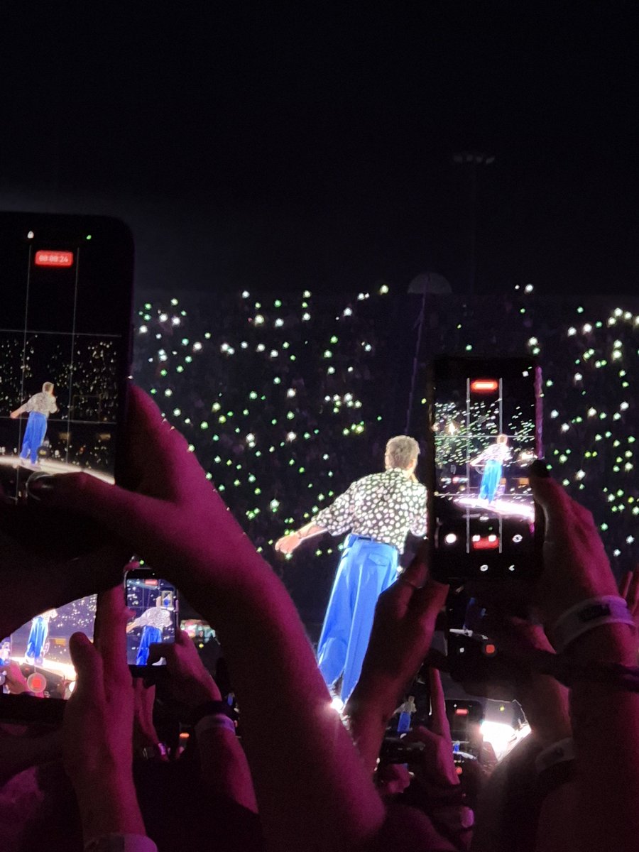 sideofpwradise's tweet photo. fotos do harry que vcs nunca viram pq foi eu que tirei (não foram boas fotos mas meus globos oculares viram ele então ta tudo bem) https://t.co/DVXT8oPFIl