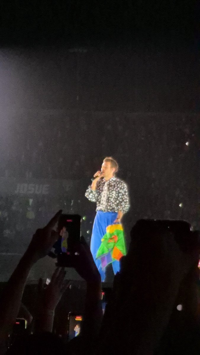 sideofpwradise's tweet photo. fotos do harry que vcs nunca viram pq foi eu que tirei (não foram boas fotos mas meus globos oculares viram ele então ta tudo bem) https://t.co/DVXT8oPFIl