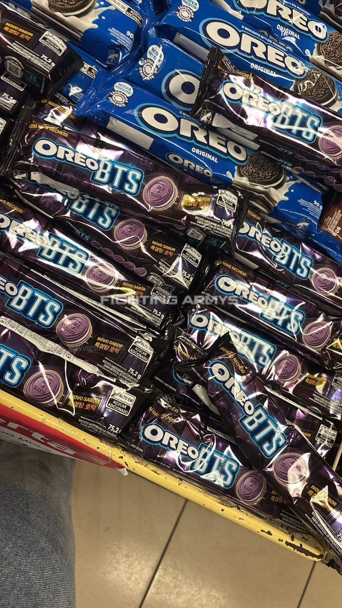 Wingsthenews's tweet photo. 📰 | ARMYS DO RIO DE JANEIRO: O #OREOxBTS JÁ COMEÇOU A APARECER NAS LOJAS! 🍪💜

As primeiras unidades da colaboração OREO x BTS já foram encontradas no Rio de Janeiro antes do lançamento oficial.

Uma ARMY encontrou o produto na Americanas do Shopping Nova América, enquanto outras relataram que o biscoito também já está disponível na Americanas de Queimados, na Baixada Fluminense, onde está sendo vendido na promoção de 4 pacotes por R$ 13,50.

Embora o lançamento oficial no Brasil esteja previsto para os próximos dias, algumas unidades da Americanas já iniciaram as vendas antecipadamente.

📍 Encontrou o OREO x BTS na sua cidade? Envie uma foto e informe o local para ajudarmos outras ARMYs a encontrá-lo!