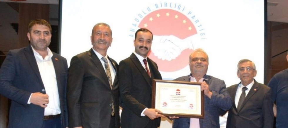 Dereza2026's tweet photo. CHP Genel Başkanı Kemal Kılıçdaroğlu’nun katıldığı CHP Üye Katılım Toplantısı’na Merss Production, Samet Özkaş için figüran gönderdiğini açıkladı.

Samet Özkaş, Özgür Özel’le protokol yapan Anadolu Birliği Partisi’nin Genel Başkan Vekili.

Kumpasçılar kaybedecek. Biz kazanacağız! https://t.co/BxHvr2njh5