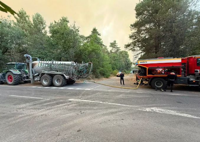 BVoltaire's tweet photo. Les paysans aident les pompiers : c’est la belle France des solidarités naturelles !- Par  @gabriellecluzel
Où sont donc les écolos auto-proclamés quand il s’agit de sauver les bois, la forêt, la faune et la flore ? Les militants d’Extinction Rebellion ...
https://t.co/95FnxRBMt8 https://t.co/xVNW2W7Ymm