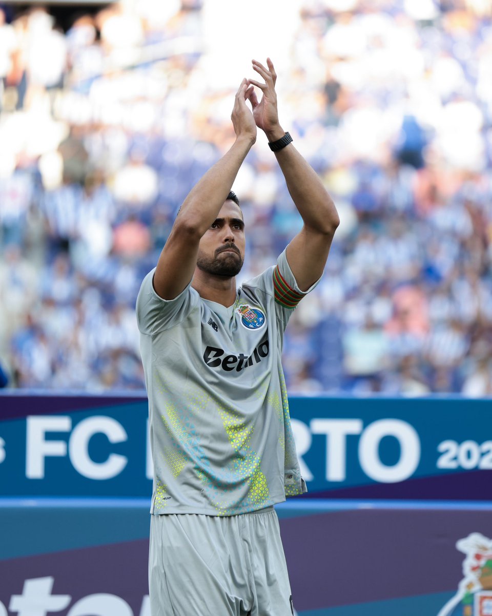 FCPorto's tweet photo. O FC Porto associa-se a este momento difícil do nosso capitão Diogo Costa, que perdeu o avô, Joaquim Meireles.

Ao Diogo, bem como a toda a  família e amigos, enviamos as nossas sentidas condolências. https://t.co/Yq7gopqePu