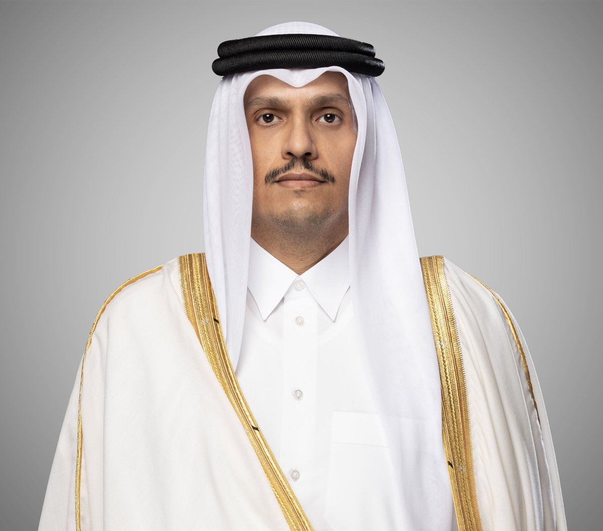 MofaQatar_AR's tweet photo. رئيس مجلس الوزراء وزير الخارجية @MBA_AlThani_ يجري اتصالاً هاتفياً مع وزير الخارجية العماني

الدوحة | 26 يوليو 2026

أجرى معالي الشيخ محمد بن عبد الرحمن بن جاسم آل ثاني، رئيس مجلس الوزراء وزير الخارجية، اتصالاً هاتفياً، مع سعادة السيد بدر بن حمد بن حمود البوسعيدي، وزير الخارجية في سلطنة عمان الشقيقة.

جرى خلال الاتصال، استعراض علاقات التعاون بين البلدين وسبل دعمها وتعزيزها، ومناقشة آخر المستجدات الإقليمية، لا سيما الجهود الدبلوماسية المبذولة والتنسيق المشترك لخفض التصعيد وتعزيز الأمن والاستقرار في المنطقة.

وأكد معالي رئيس مجلس الوزراء وزير الخارجية، خلال الاتصال، ضرورة التزام كافة الأطراف بالحوار والدبلوماسية، وتنفيذ ما تم التوافق عليه في إطار مذكرة التفاهم بين الولايات المتحدة الأمريكية والجمهورية الإسلامية الإيرانية، بما في ذلك ضمان حرية الملاحة في مضيق هرمز، للحفاظ على أمن المنطقة، وصون المكتسبات التي تحققت، وتعزيز الاستقرار الإقليمي. 

وجدد معاليه دعم دولة قطر الكامل لجميع المساعي الرامية إلى نزع فتيل التوتر، والتوصل إلى اتفاق شامل يحقق السلام المستدام في المنطقة.

#الخارجية_القطرية