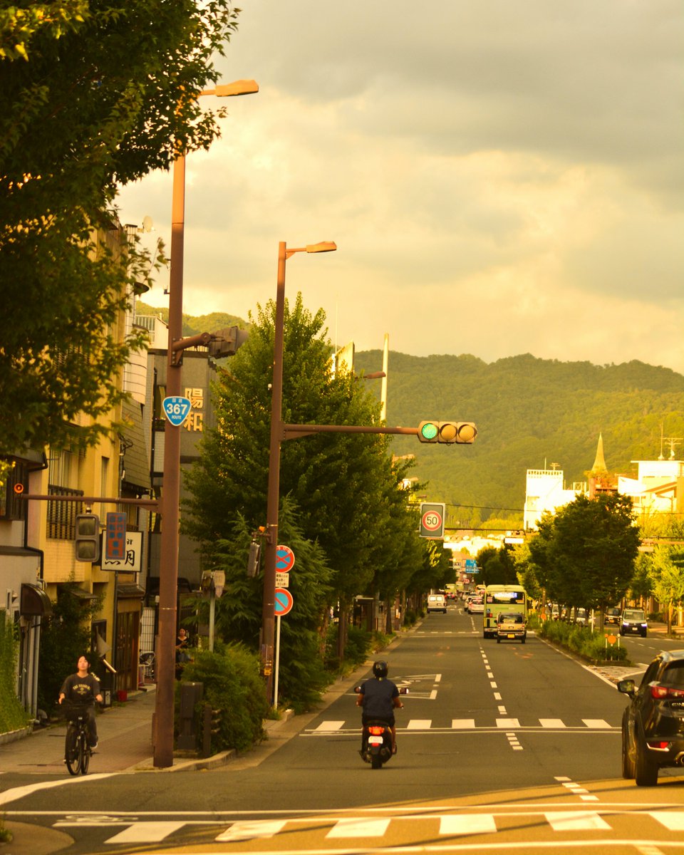 C91256633's tweet photo. #過去スナ
「夕刻の北山通り〜心配な比叡山の山肌〜それぞれのアンテナと夕景」 https://t.co/kBBdfJJZQ8