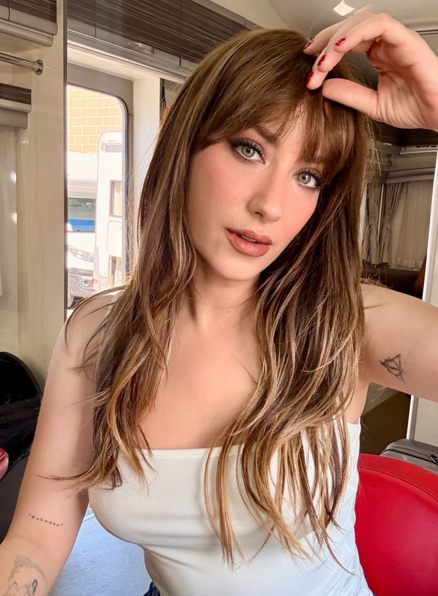 QueenDreamer8's tweet photo. Lo preciosa que está Hazal 😍❤️‍🔥👑 que mirada 😍💚👁️.
#HazalKaya https://t.co/S5iYLnxjZl