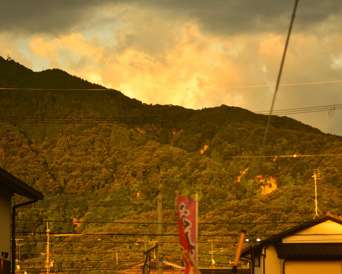 C91256633's tweet photo. #過去スナ
「夕刻の北山通り〜心配な比叡山の山肌〜それぞれのアンテナと夕景」 https://t.co/kBBdfJJZQ8